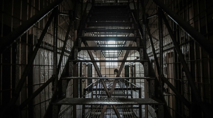 列车脱线停运近3小时、乘客砸窗,官方通报!